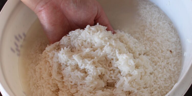 Tardé mucho tiempo en entender por qué no debería tirar el agua utilizada para lavar el arroz
