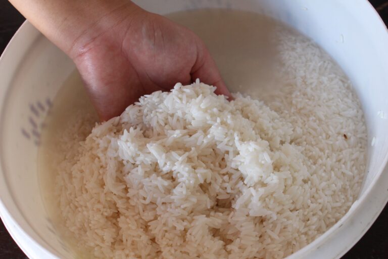 Tardé mucho tiempo en entender por qué no debería tirar el agua utilizada para lavar el arroz