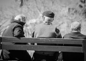 Lo que dice la psicología sobre las personas mayores de 70 años que prefieren tener pocos amigos
