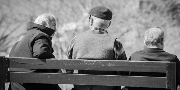 Lo que dice la psicología sobre las personas mayores de 70 años que prefieren tener pocos amigos