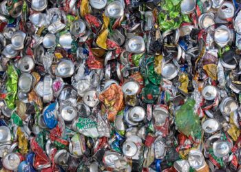 Este niño de 13 años pasa 20 horas a la semana recogiendo latas y ya ha llegado a 15 millones de unidades