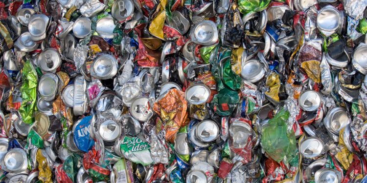 Este niño de 13 años pasa 20 horas a la semana recogiendo latas y ya ha llegado a 15 millones de unidades