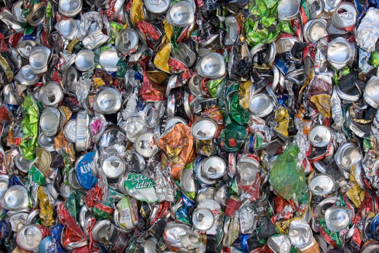Este niño de 13 años pasa 20 horas a la semana recogiendo latas y ya ha llegado a 15 millones de unidades
