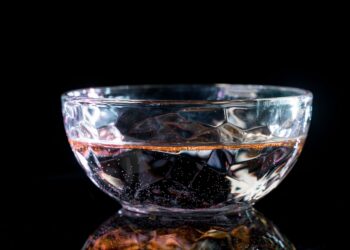 Poner un recipiente con agua en el dormitorio antes de dormir: para qué sirve y por qué cada vez más personas lo recomiendan