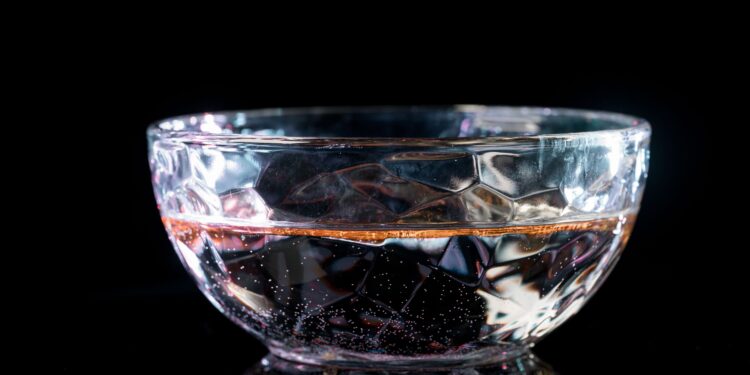 Poner un recipiente con agua en el dormitorio antes de dormir: para qué sirve y por qué cada vez más personas lo recomiendan