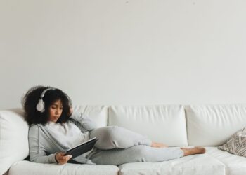 Lo que dice la psicología sobre las personas que no les gusta salir de casa los fines de semana