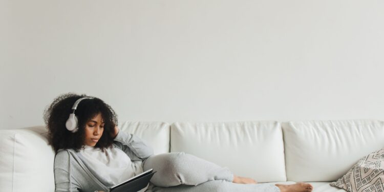 Lo que dice la psicología sobre las personas que no les gusta salir de casa los fines de semana