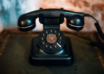 Pocas personas lo saben, pero los primeros telefonistas eran hombres tan maleducados que las empresas decidieron confiar las centrales telefónicas a las mujeres