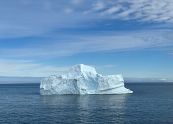 Un príncipe saudí desafía a la ingeniería en un ambicioso experimento para transportar un iceberg y llevar agua al desierto