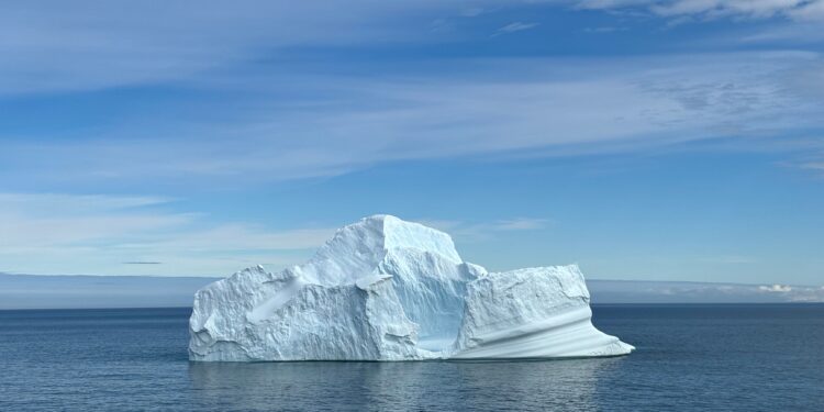 Un príncipe saudí desafía a la ingeniería en un ambicioso experimento para transportar un iceberg y llevar agua al desierto