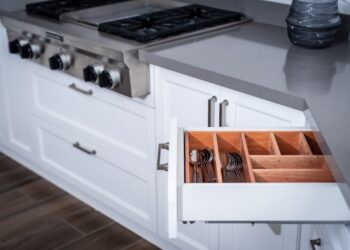 Poner papel de aluminio en los cajones de la cocina: para qué sirve y por qué los especialistas lo recomiendan