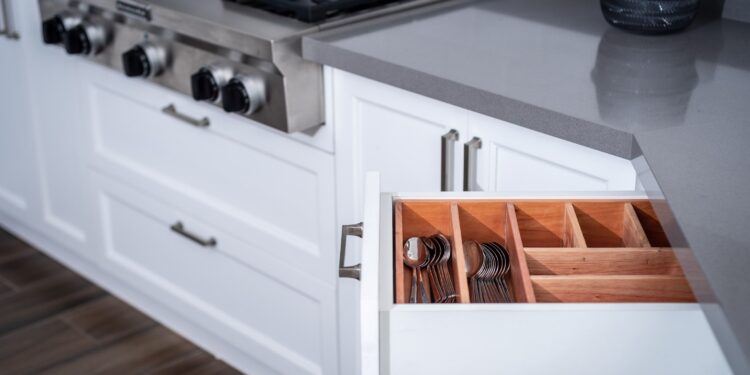 Poner papel de aluminio en los cajones de la cocina: para qué sirve y por qué los especialistas lo recomiendan
