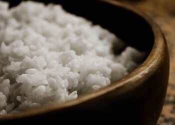 Los chefs coinciden: "Al cocinar arroz, añade unas gotas de vinagre al agua y evita que se estropee tan rápido con el calor"