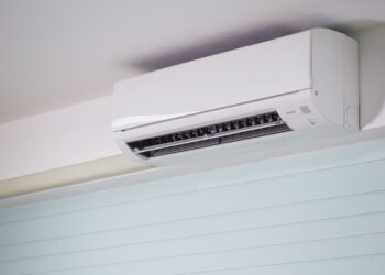 Aire acondicionado gotea dentro casa