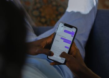 Lo que dice la psicología sobre las personas que siempre envían mensajes de texto en lugar de audios
