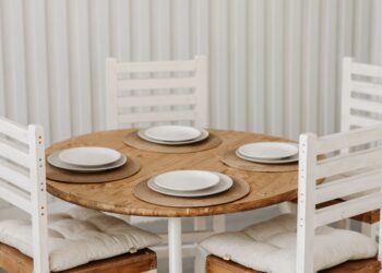 Adiós a la mesa de comedor de madera tradicional: la nueva tendencia para 2026 es más ligera y fácil de limpiar