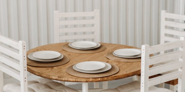 Adiós a la mesa de comedor de madera tradicional: la nueva tendencia para 2026 es más ligera y fácil de limpiar