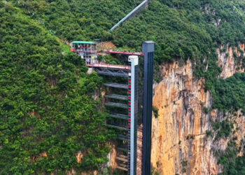China inaugura un ascensor de 288 metros en la ladera de un acantilado solo para llevar a los estudiantes a las escuelas