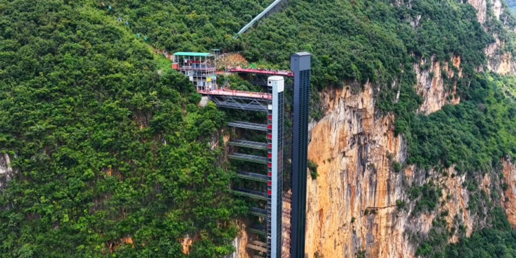 China inaugura un ascensor de 288 metros en la ladera de un acantilado solo para llevar a los estudiantes a las escuelas