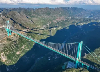 China transforma un puente en una cascada artificial con una caída de 625 metros