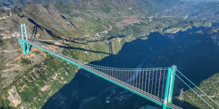 China transforma un puente en una cascada artificial con una caída de 625 metros