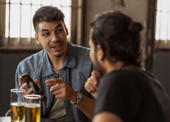 Dice psicología las personas conversan