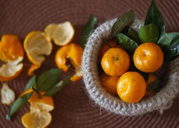 Mezclar cáscara mandarina con bicarbonato