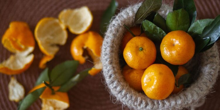 Mezclar cáscara mandarina con bicarbonato