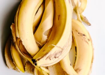 Mezclar cáscara plátano con vinagre