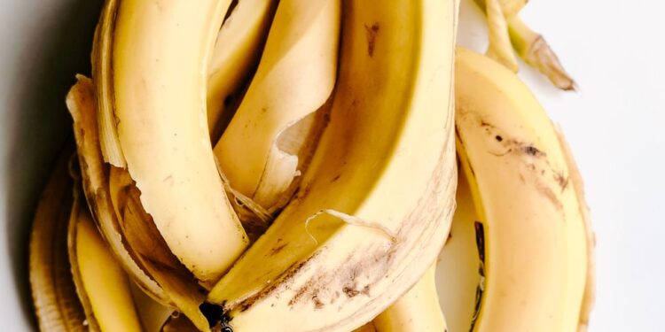 Mezclar cáscara plátano con vinagre