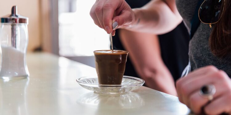 Bebes café sin azúcar debes
