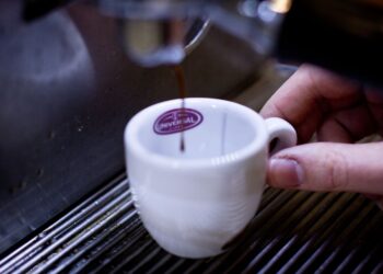Tomar café día ayuda obtener