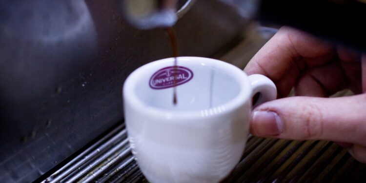 Tomar café día ayuda obtener