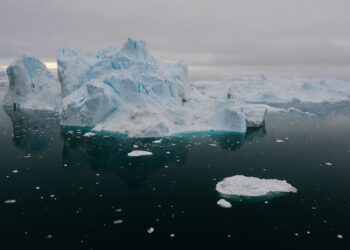 Iceberg del una isla desprende