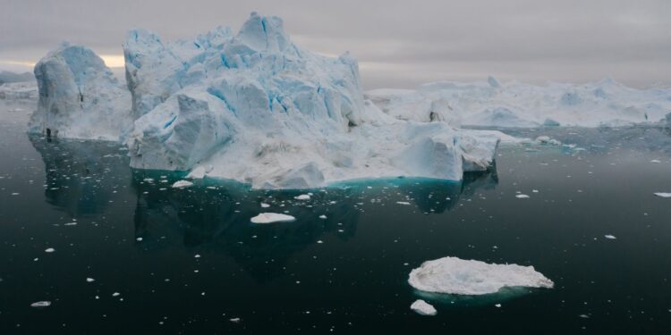 Iceberg del una isla desprende