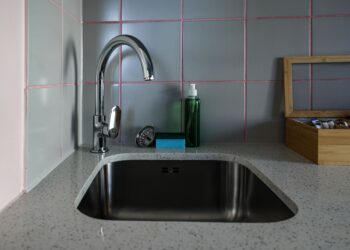 Adiós al fregadero de acero inoxidable en la cocina: la nueva tendencia de 2026 viene de Japón y es fácil de mantener