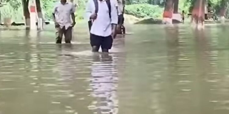 Tras la tragedia en Nepal, India sufre inundaciones aterradoras que amenazan con empeorar