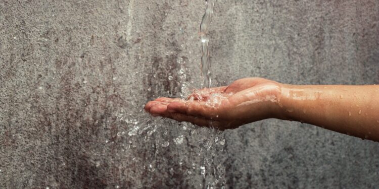 Adiós al calentador eléctrico: la nueva tendencia de 2026 calienta el agua sin gastar más energía