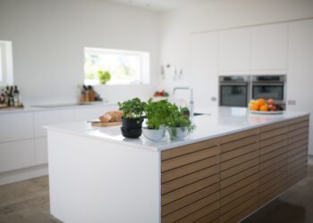 La isla de cocina está pasada de moda: la nueva tendencia de 2026 optimiza el espacio y está conquistando las cocinas