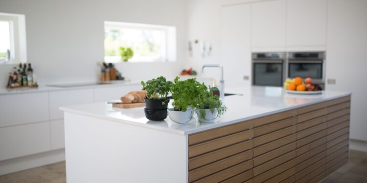 La isla de cocina está pasada de moda: la nueva tendencia de 2026 optimiza el espacio y está conquistando las cocinas