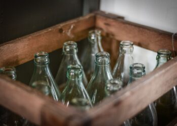 Si tienes una botella de vidrio en casa, tienes un tesoro: descubre cómo reutilizarla en la decoración