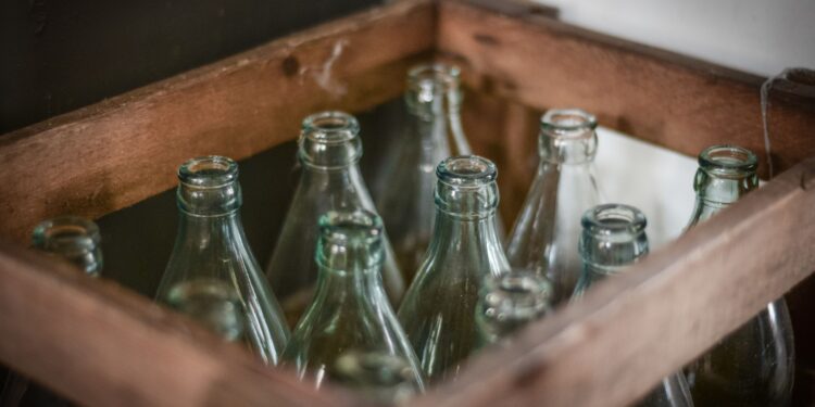 Si tienes una botella de vidrio en casa, tienes un tesoro: descubre cómo reutilizarla en la decoración