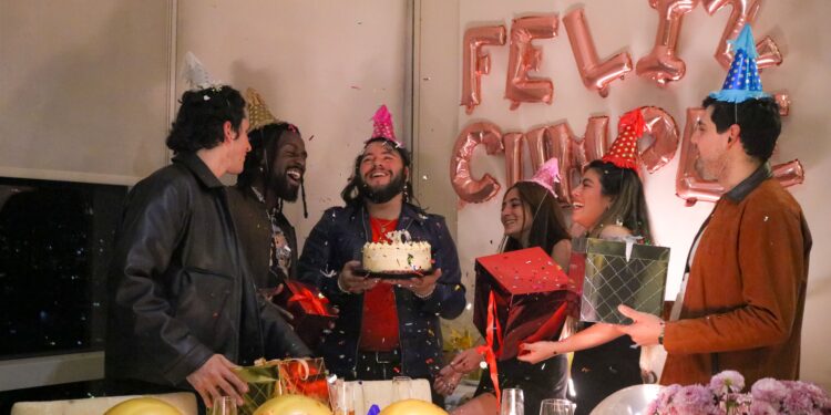 Lo que dice la psicología sobre las personas que se sienten incómodas cuando reciben felicitaciones por su cumpleaños