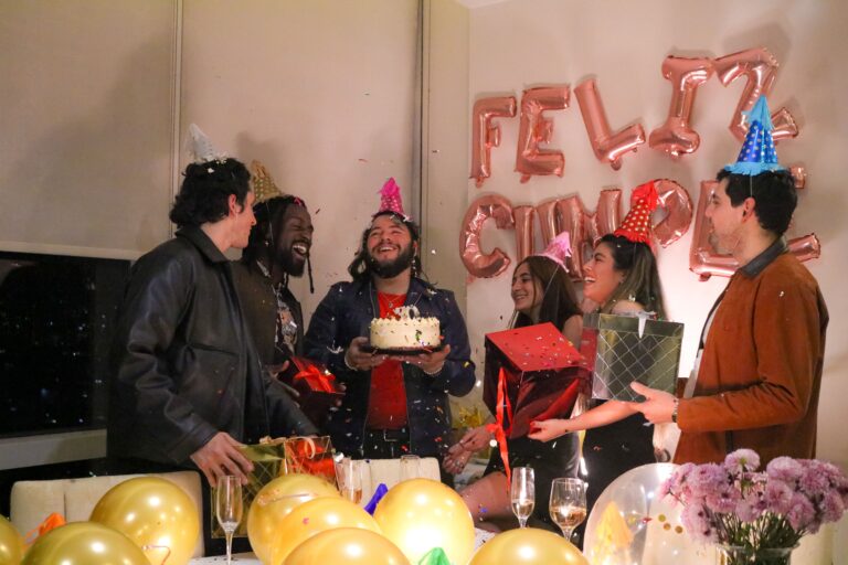 Lo que dice la psicología sobre las personas que se sienten incómodas cuando reciben felicitaciones por su cumpleaños
