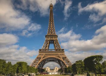 Alerta general por una nueva estafa: convenció a un empresario de que la Torre Eiffel estaba a la venta como chatarra