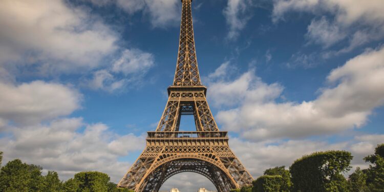 Alerta general por una nueva estafa: convenció a un empresario de que la Torre Eiffel estaba a la venta como chatarra
