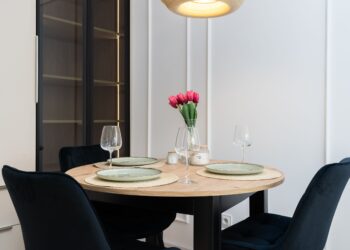 El reinado de la mesa de comedor tradicional llega a su fin: la nueva tendencia de 2026 es más funcional y da una mayor sensación de amplitud
