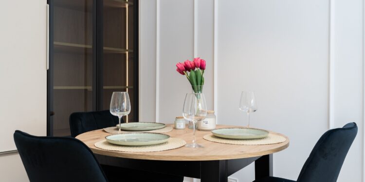 El reinado de la mesa de comedor tradicional llega a su fin: la nueva tendencia de 2026 es más funcional y da una mayor sensación de amplitud