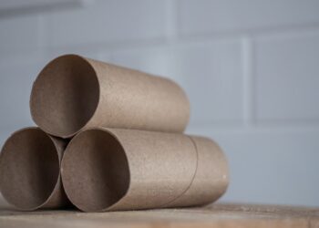 Si tienes rollos de cartón en casa, tienes un tesoro: 3 ideas para reutilizarlos en la organización de los cajones