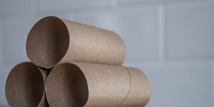 Si tienes rollos de cartón en casa, tienes un tesoro: 3 ideas para reutilizarlos en la organización de los cajones